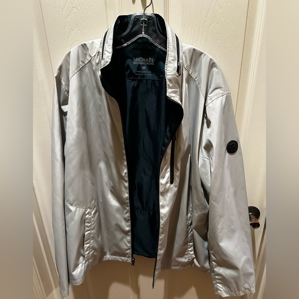 Michael Kors “Packable” Windbreaker in Beige/Dark Green. Men’s Size XL.